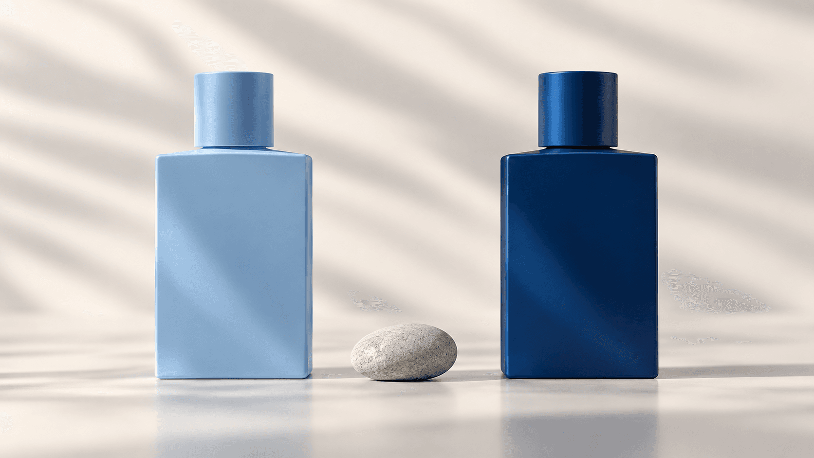 Dua botol parfum generik biru muda dan biru tua dengan kerikil abu-abu di tengah sebagai ilustrasi perbandingan dua profil aroma fresh